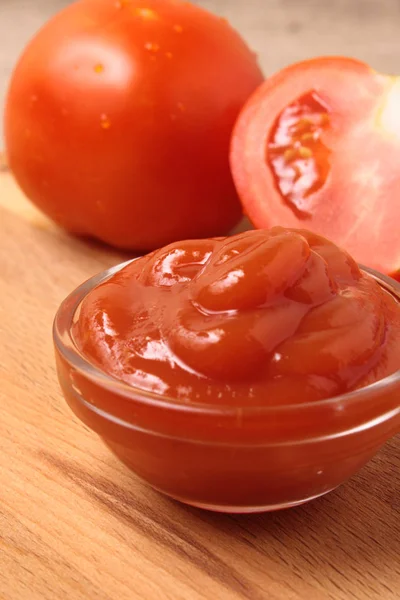 Bowl of ketchup or tomato sauce and fresh tomatoes — Stock Photo, Image