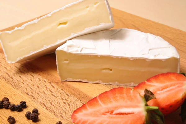 Brie con fragole — Foto Stock
