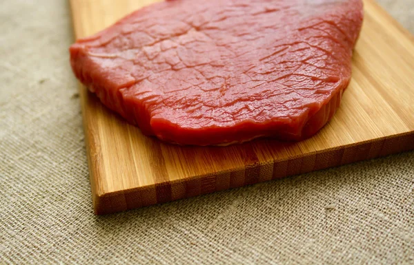 Carne de vacuno en el tablero — Foto de Stock