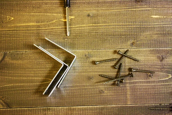 Šroubovák, podložky, úhel, samořezné šrouby na dřevěném — Stock fotografie