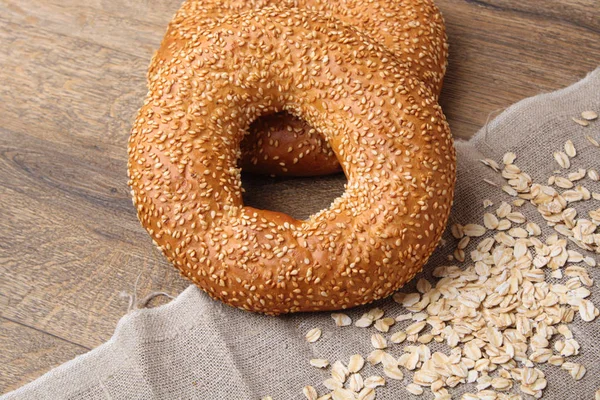 Bagel med sesamfrön och mjölk — Stockfoto