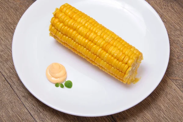 Maíz de mazorca recién hervido en un plato de madera — Foto de Stock