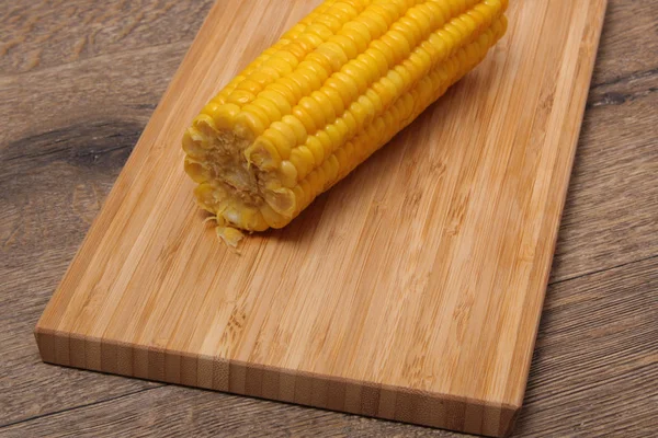 A fából készült lemez friss főtt csöves kukorica — Stock Fotó