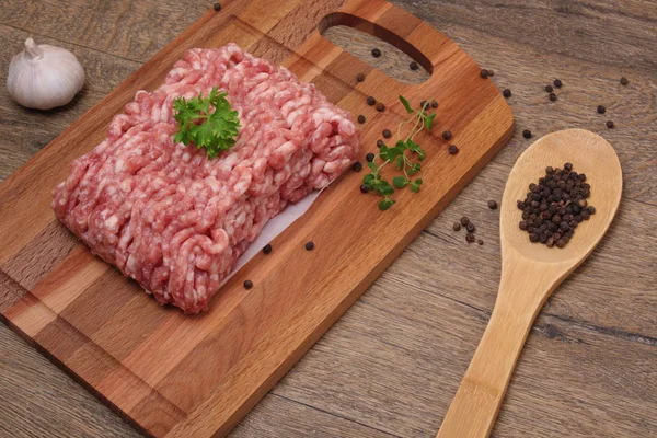 Rauw gehakt vlees met peper, knoflook — Stockfoto
