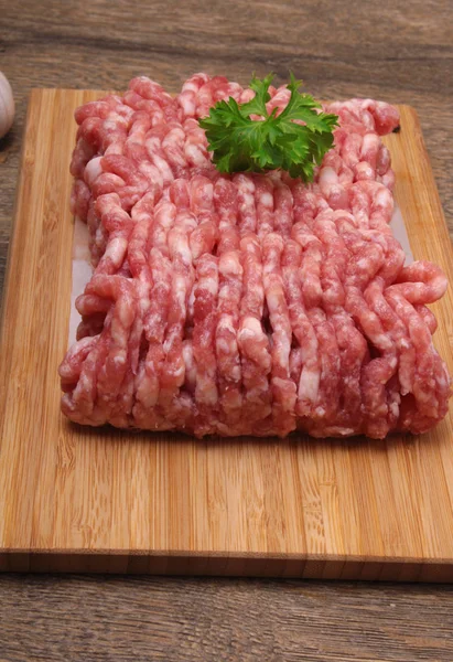 Carne picada cruda con pimienta, ajo — Foto de Stock