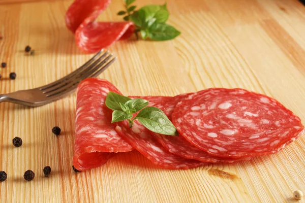 Espanha salsicha Salchichon Slicing salame Fundo de madeira — Fotografia de Stock