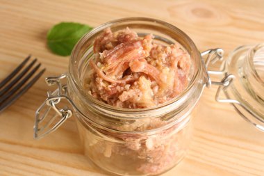 ahşap arka plan üzerinde konserve haşlanmış et