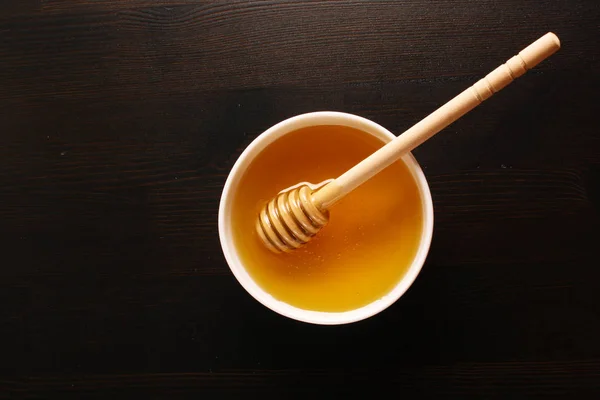 Miel sobre fondo de madera — Foto de Stock
