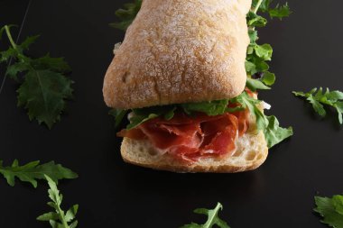 Jamon jambon serrano paleta düz, ciabatta sandviçle roka
