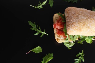 Jamon jambon serrano paleta düz, ciabatta sandviçle roka