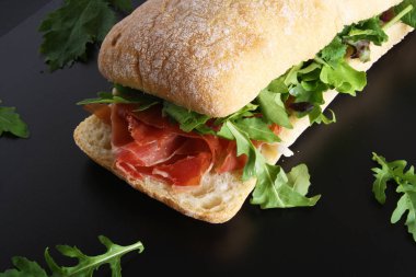 Jamon jambon serrano paleta düz, ciabatta sandviçle roka