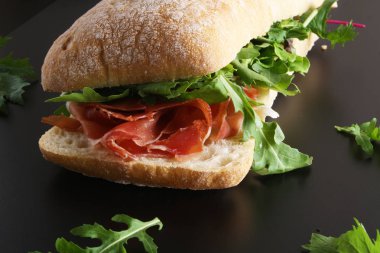 Jamon jambon serrano paleta düz, ciabatta sandviçle roka