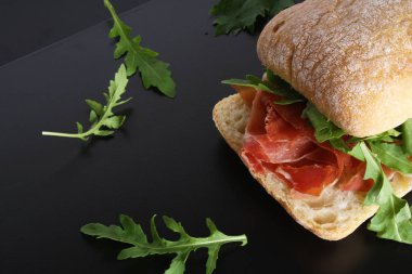 Jamon jambon serrano paleta düz, ciabatta sandviçle roka