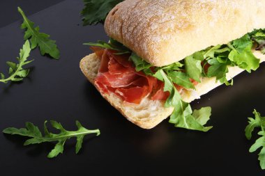 Jamon jambon serrano paleta düz, ciabatta sandviçle roka