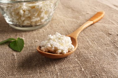 süzme peynir bir cam kase kumaş