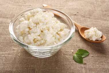 süzme peynir bir cam kase kumaş