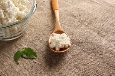 süzme peynir bir cam kase kumaş