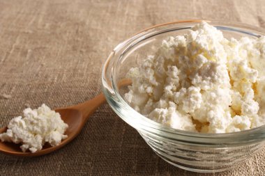 süzme peynir bir cam kase kumaş