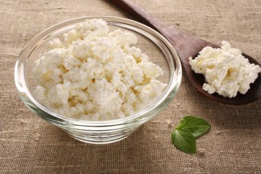 süzme peynir bir cam kase kumaş