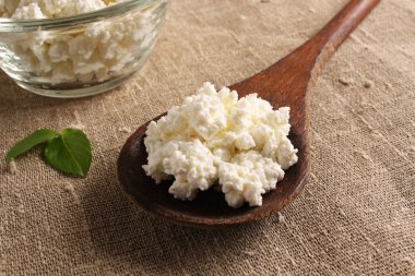 süzme peynir bir cam kase kumaş