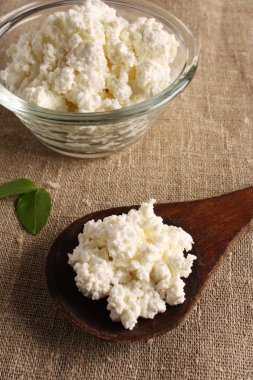 süzme peynir bir cam kase kumaş