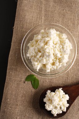 süzme peynir bir cam kase kumaş