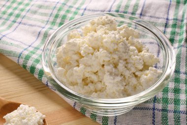 süzme peynir bir cam kase kumaş