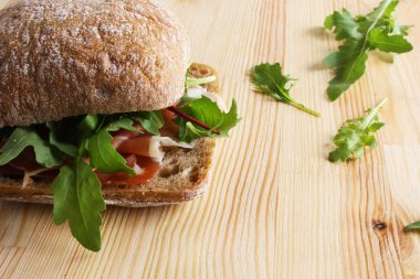 sandviç prosciutto hamon ciabatta ahşap arka plan üzerinde
