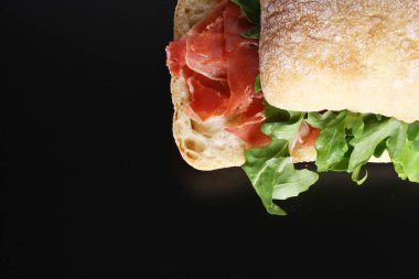 sandviç prosciutto hamon ciabatta koyu arka plan