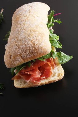 sandviç prosciutto hamon ciabatta koyu arka plan