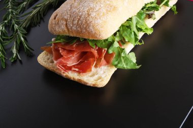 sandviç prosciutto hamon ciabatta koyu arka plan
