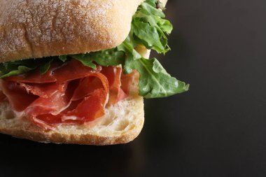 sandviç prosciutto hamon ciabatta koyu arka plan
