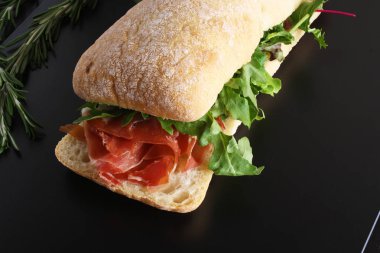 sandviç prosciutto hamon ciabatta koyu arka plan