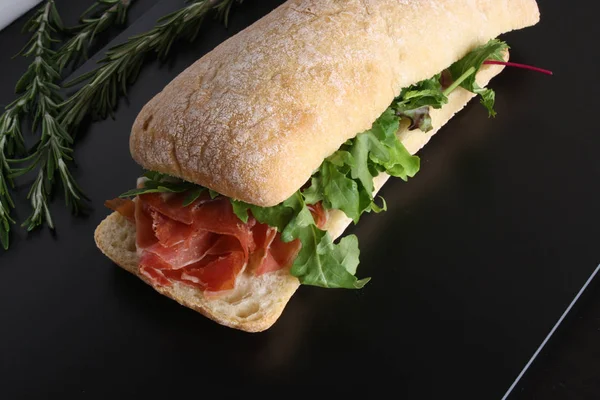 Jamon jambon serrano paleta düz, ciabatta sandviçle roka