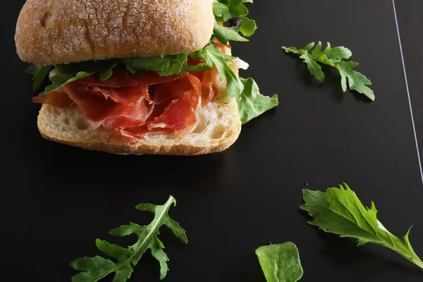 Jamon jambon serrano paleta düz, ciabatta sandviçle roka