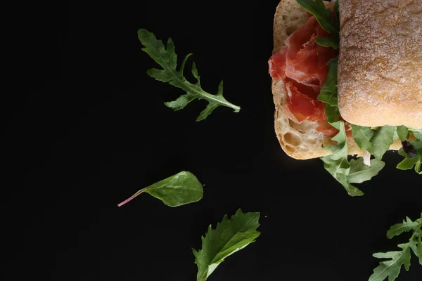 Panino alla ciabatta con prosciutto crudo serrano paleta iberica, rucola — Foto Stock