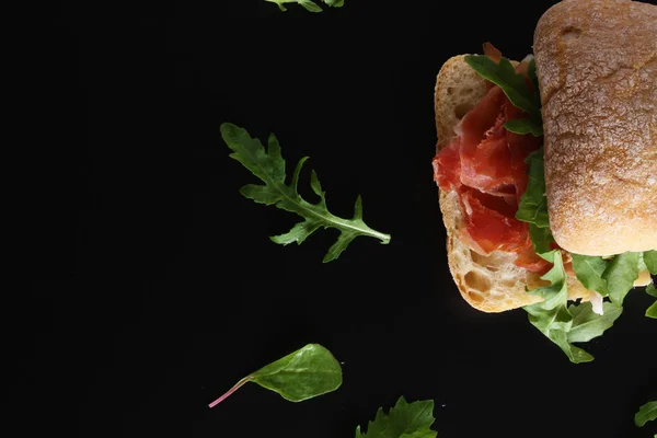 Panino alla ciabatta con prosciutto crudo serrano paleta iberica, rucola — Foto Stock