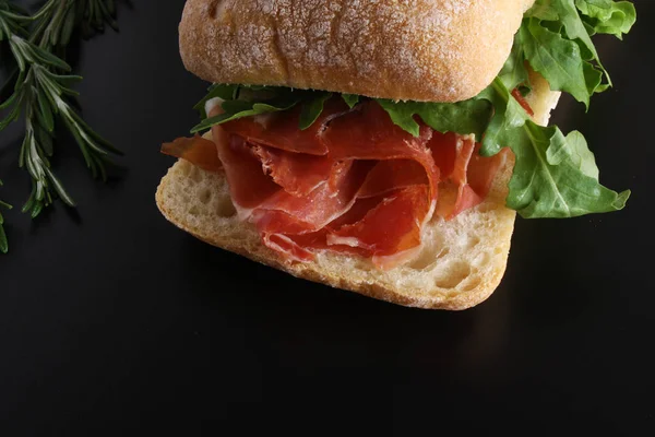 Panino alla ciabatta con prosciutto crudo serrano paleta iberica, rucola — Foto Stock