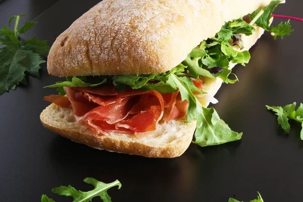 Sandwich de Ciabatta con jamón serrano paleta iberica, rúcula —  Fotos de Stock