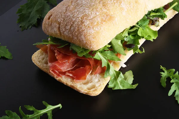 Jamon jambon serrano paleta düz, ciabatta sandviçle roka