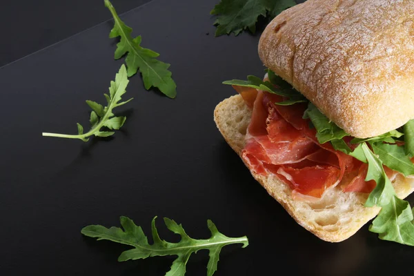 Jamon jambon serrano paleta düz, ciabatta sandviçle roka