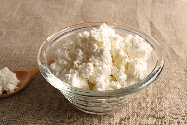 süzme peynir bir cam kase kumaş