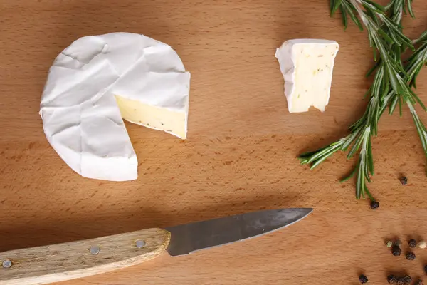 木製の背景にブリーチーズ — ストック写真