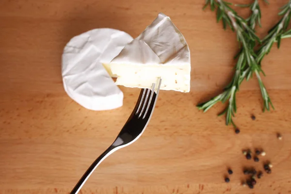 Brie-Käse auf einem hölzernen Hintergrund — Stockfoto