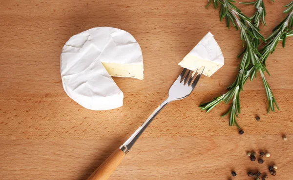 Brie cheese su fondo di legno — Foto Stock