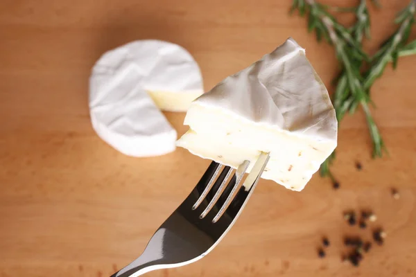 Brie cheese su fondo di legno — Foto Stock