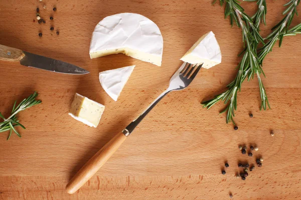 Brie peyniri ahşap arka plan üzerinde — Stok fotoğraf