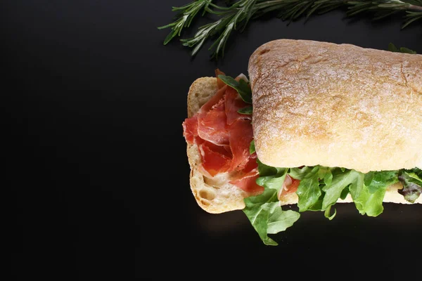 sandviç prosciutto hamon ciabatta koyu arka plan