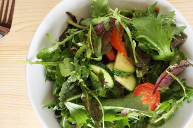 ahşap arka plan üzerinde sebze salatası