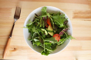 ahşap arka plan üzerinde sebze salatası